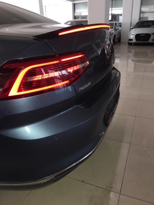 VOLKSWAGEN PASSAT B8 IÇIN UYUMLU LED SPOILER (PIANO BLACK)